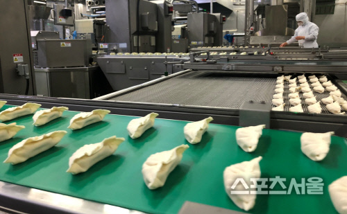 비비고 군교자가 인천냉동식품공장에서 생산되고 있다. 제공|CJ