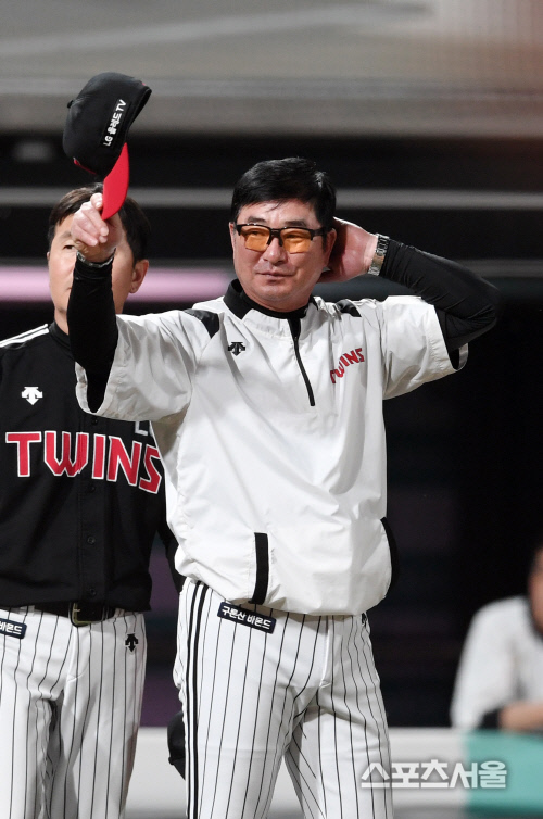 [포토]시즌 최종전 마친 KT 선수단을 향해 인사하는 LG 류중일 감독