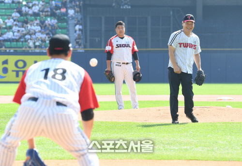 류중일 감독 'LG 100만 관중 돌파, 모자라면 내가 티켓 구입해야겠네'