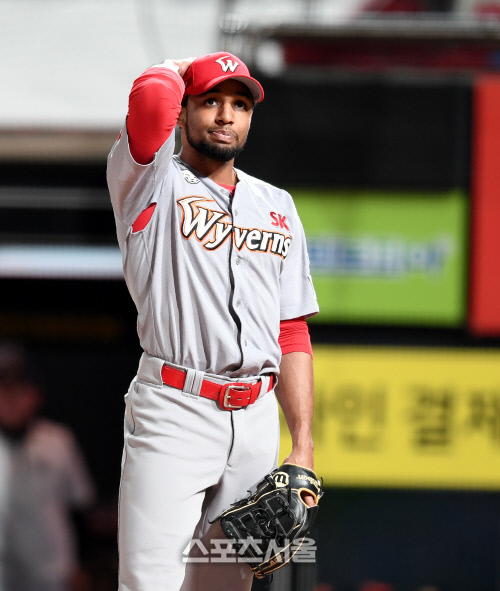 '완봉 페이스' 산체스, 팔꿈치 불편함 느껴 교체