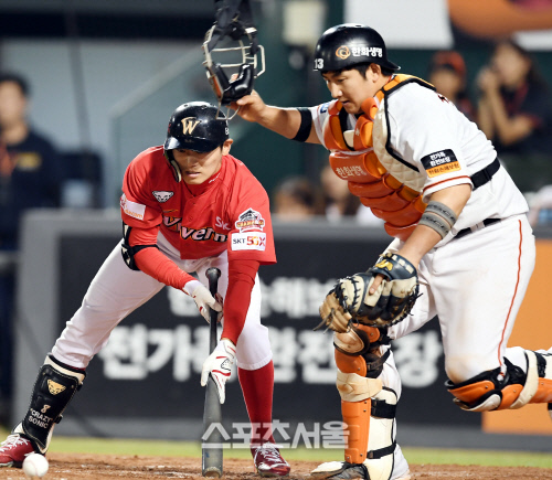 [포토] 김재현, 9회 쓰리번트 아웃