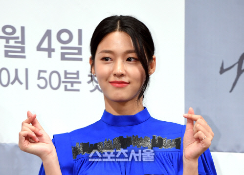 [포토]설현, 사랑스러운 손가락 하트