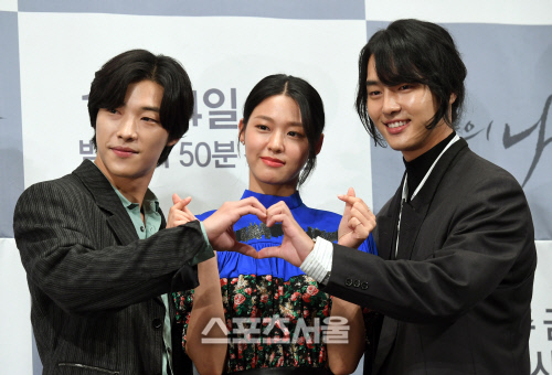 [포토]우도환-김설현-양세종, 함께 만들어내는 하트