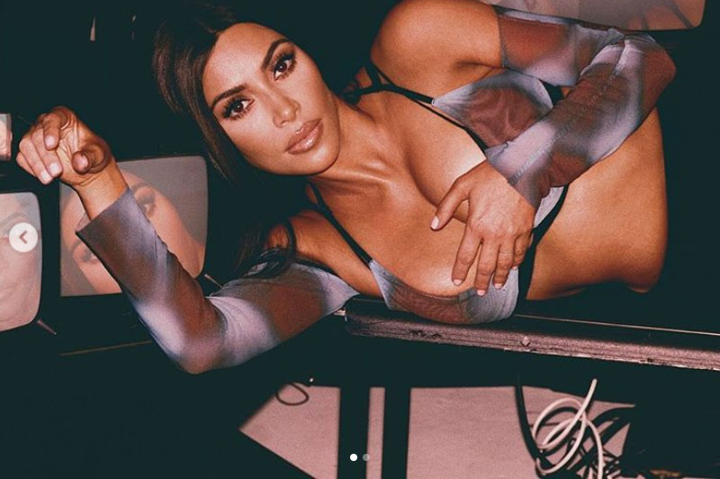 [GirlPic] 킴 카다시안, 한 손으로 가려지지 않는 볼륨감