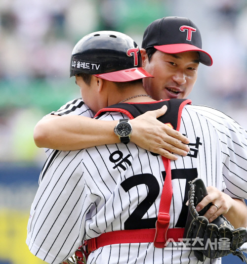 [포토] 봉중근 시구, 유강남...내 몫까지 부탁해...