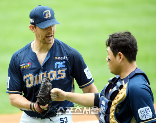 [포토] 프리드릭-양의지 \'만루위기 잘 넘겼어\'