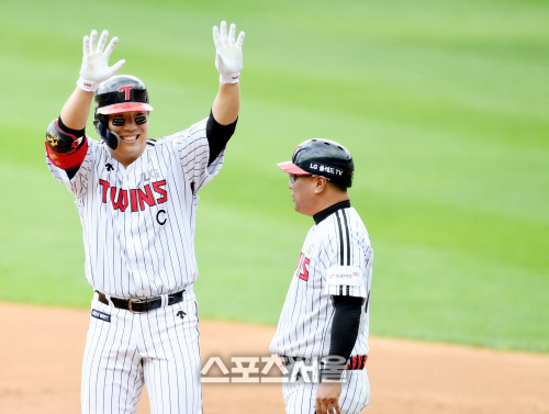 [포토] 김현수, 3회 깔끔한 중전안타