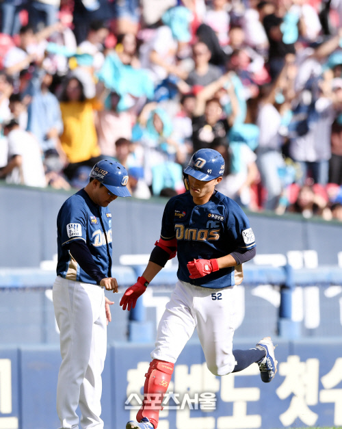 [포토] NC 노진혁의 홈런, 따라잡자구요~
