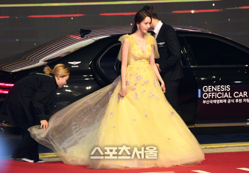 [포토]윤아, 드레스 멋지게 펼치고!