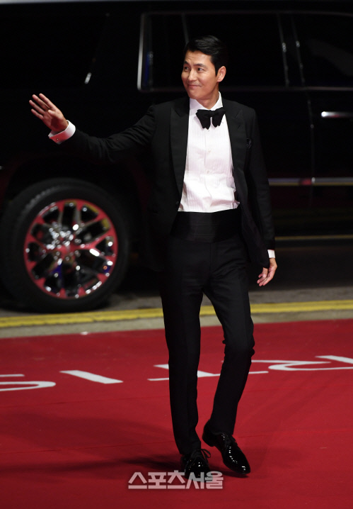[포토]개막식 MC 정우성, 여유 넘치는 손인사
