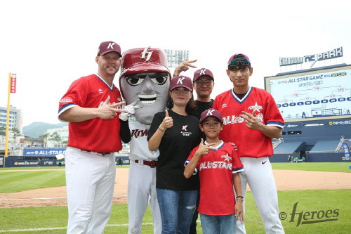 슈퍼레이스 초대 챔피언 정혜련-이채훈 모자 준PO 개막 시구