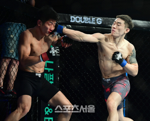 송두리를 가격하는 양주영, 더블지FC 03의 첫 판은 내꺼![포토]