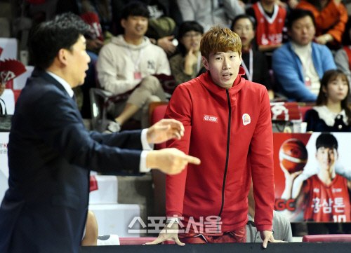 [포토] 벤치의 오세근, 근질근질하지만...!