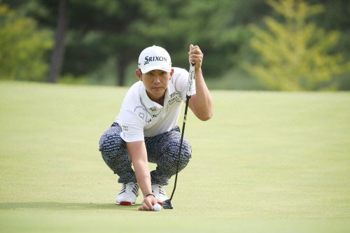 6번홀 퍼팅 라인을 살피는 이수민