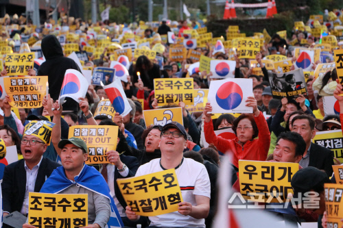 "조국수호, 검찰개혁" 촛불로 타오른 서초동 일대, 태극기 물결로 수놓아