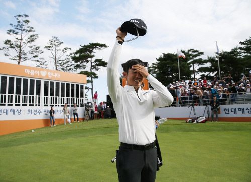 18번홀 그린 우승 확정후  감격 세레머니 이수민