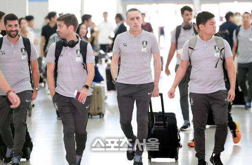 [포토] 벤투 감독, 인천공항 도착!