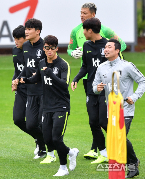 눈길끄는 황희찬의 \'안면보호 고글\' [포토]