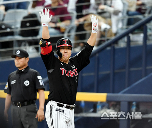 [포토] 1회 적시타 김현수 \'어제 패배를 갚아 주겠어\'