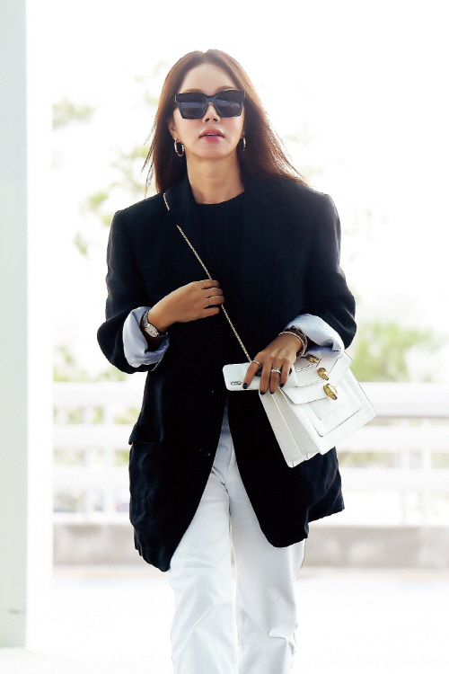 [★포토]엄정화 시크한 공항패션, 영원한 디바의 아우라