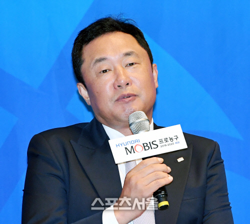 [포토] KCC 전창진 감독, 저부터가 빨리 적응하겠다!