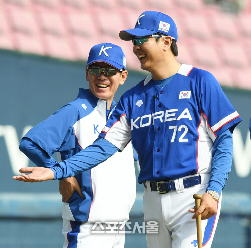 [포토] 이강철-정민철 코치, 훈련 분위기를 즐겁게~!