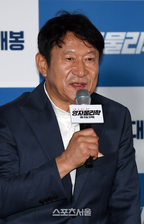 [포토]\'양자물리학\' 김응수, 비흡연자인데 시가 피는 장면 가장 어려워!