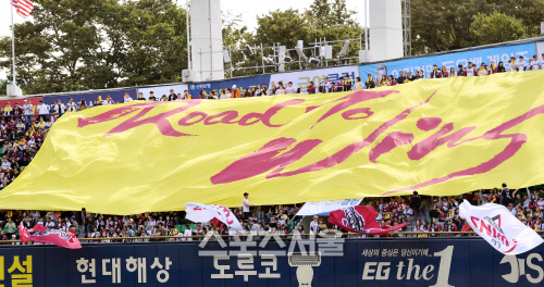 [포토] LG 트윈스의 열띤 응원, 3차전...필승!