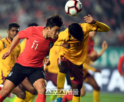 [포토] 헤딩골 넣는 황희찬