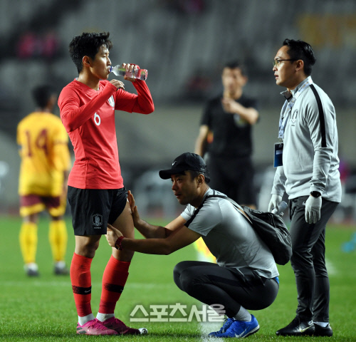 [포토] 이강인 \'숨 좀 돌리자\'