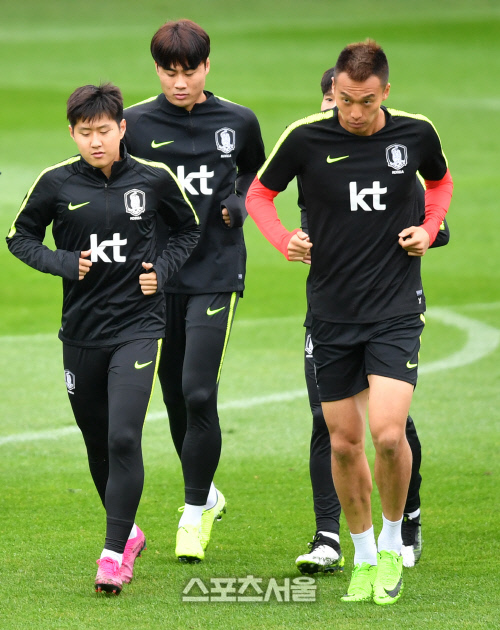 이강인과 나란히 달리는 김신욱[포토]