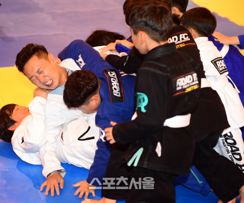 '자연인' 이승윤, '제3회 ROAD FC 주짓수 대회'에서 행복한 '굴욕' 맛봐[이주상의 e파인더]