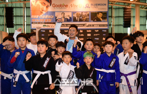 로드FC 주짓수 대회에 참가한 '자연인' 이승윤, 한국 격투기 파이팅![포토]