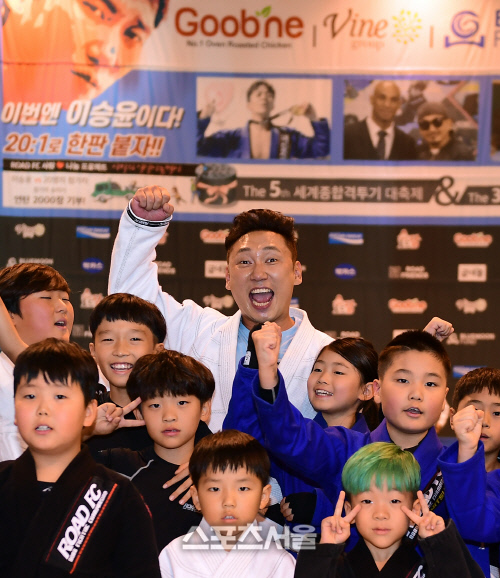 주짓수 선수들과 하나가 된 이승윤, '제3회 로드FC 주짓수 대회' 파이팅![포토]