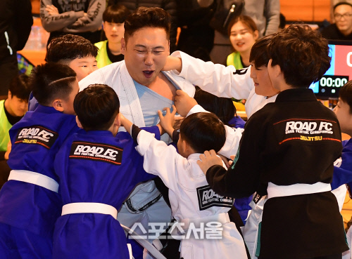 [ROAD FC 주짓수 대회]압박당하는 이승윤, 나 좀 살려줘![포토]