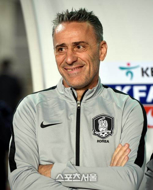 [포토] 벤투 감독 \'여유가 느껴지는 웃음\'