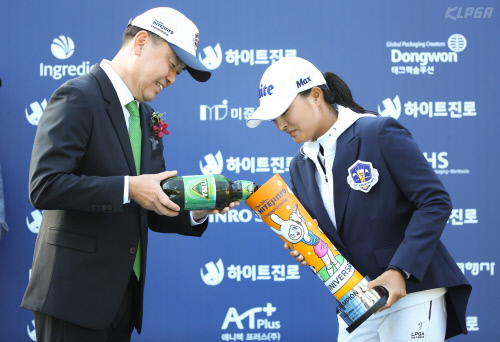 "비율이 아쉬웠어요"…소맥 우승 공약 지킨 고진영의 한마디 [하이트진로 챔피언십]