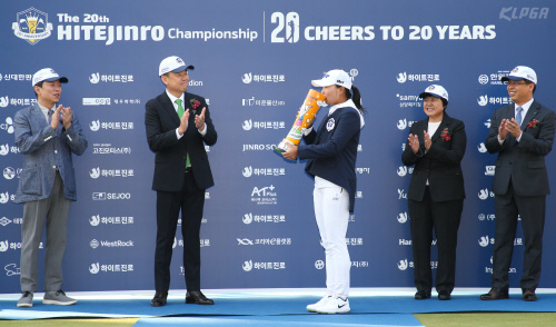 대회 전통에 따라 우승컵에 담긴 맥주 마시는 고진영