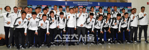 \'평양행\' 축구대표팀, 주먹불끈쥐고 화이팅 다짐[포토]