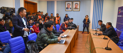 [속보]벤투 감독+이용, 김일성경기장 기자회견 진행…북한 기자 5명 참석