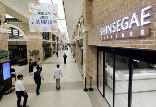 주가 부진 동병상련 신세계·현대百…'믿을 것은 면세점뿐'