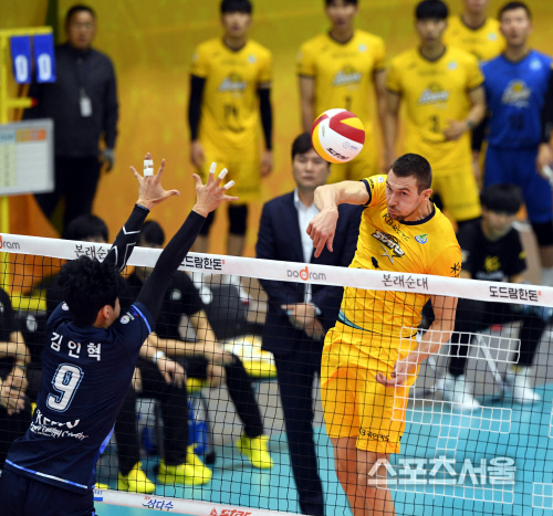 [포토] KB손해보험 브람, 블로킹을 피해서 때리는 강타!