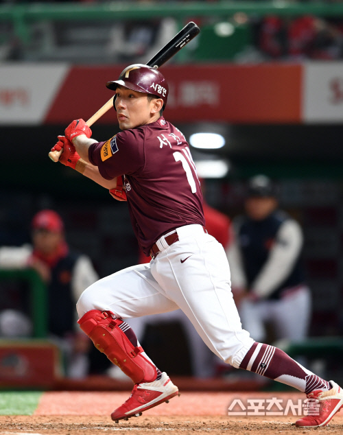 [포토]7회 1사 1,3루의 기회 만드는 서건창