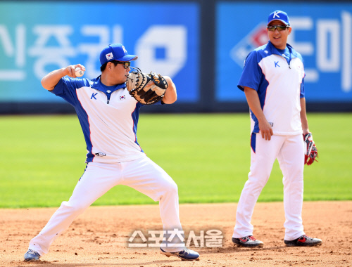 [포토]황재균, '양의지 3루 수비도 잘 하네!'