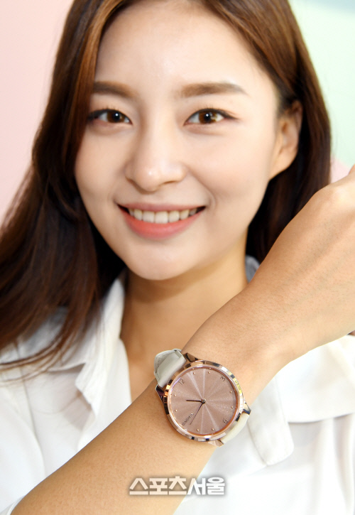 [포토]실물 시곗바늘 적용된 스마트워치, 가민 '비보무브'