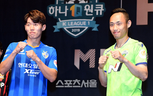 [포토] 울산 김보경 vs 전북 문선민, 파이널라운드로 붙자!