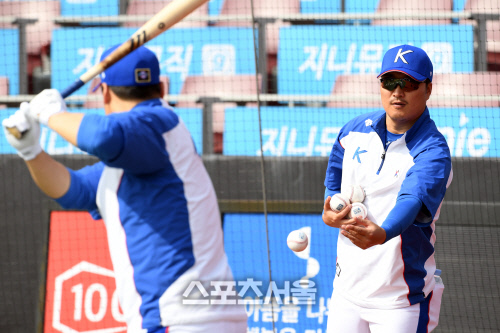 [포토]김현수에게 배팅볼 던져주는 이진영 코치
