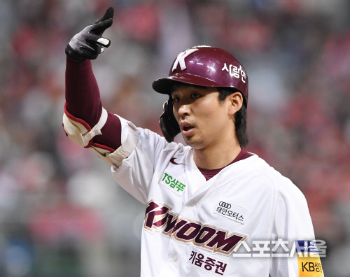 [포토] 키움 김규민, 3회 기회 살리는...선두타자의 안타출루!