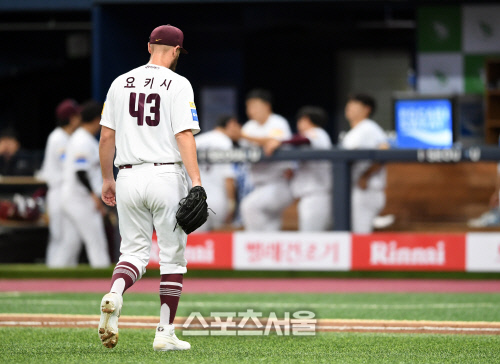 [포토]승리 요건에 아웃카운트 하나 남긴 요키시, 과감한 교체