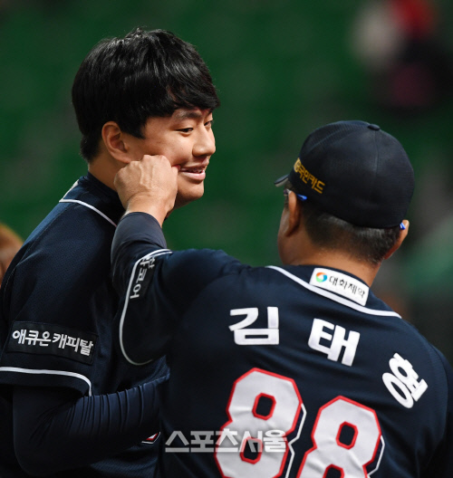 [포토] 김태형 감독, \'완투승\' 이영하를 꼬집으며~